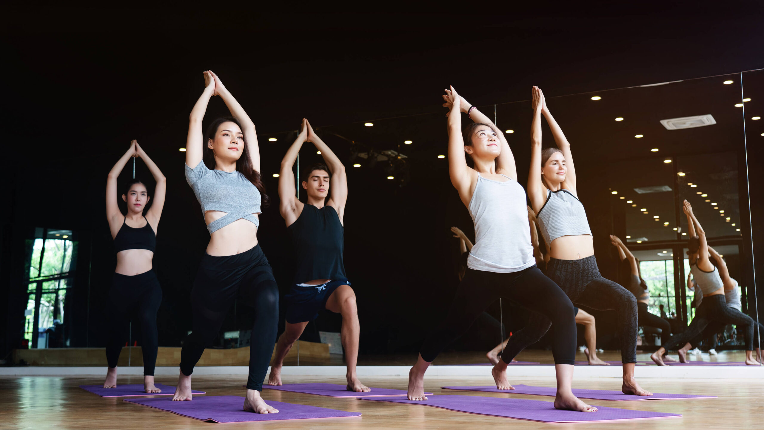 Multi-national people group Practicing yoga skills In the gym is an activity that makes the body healthy. Have a relaxed mind And helps the muscles to be flexible Not being an office syndrome.